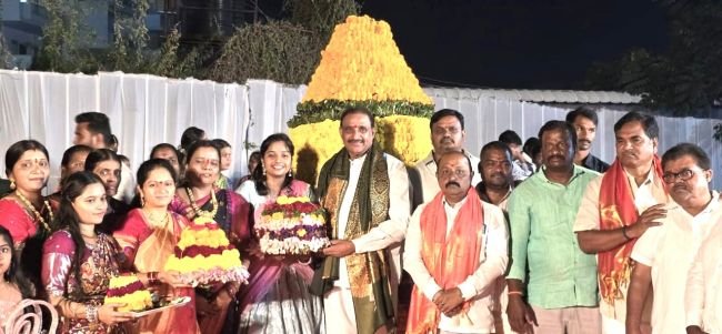 చందానగర్ లో ఘనంగా సద్దుల బతుకమ్మ సంబురాలు... పాల్గొన్న ఎమ్మెల్యే గాంధీ,మాజీ కార్పొరేటర్ మంజుల రఘునాథ్ రెడ్డి 