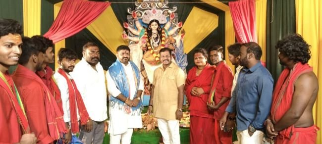 దేవీ మండపాలను దర్శించిన కాంగ్రెస్ నాయకులు