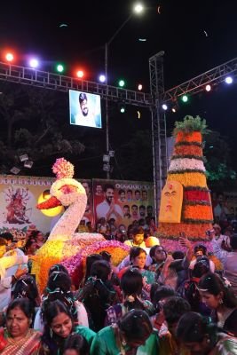 యూసఫ్‌గూడలో ఘనంగా బతుకమ్మ వేడుకలు  హంస ఆకారంలో 18 అడుగుల భారీ బతుకమ్మ ఏర్పాటు