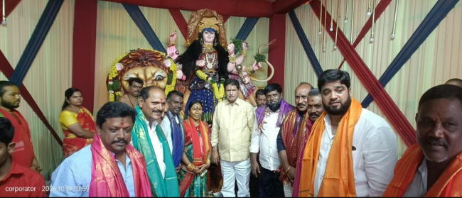అల్లాపూర్‌ దుర్గామాత మండపాల్లో ఎమ్మెల్యే మాధవరం కృష్ణారావు ప్రత్యేక పూజలు!