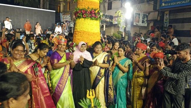 అల్లాపూర్‌ డివిజన్‌లో బతుకమ్మ సంబురాలు మాజీ కార్పొరేటర్‌ సబిహాగౌసుద్దీన్‌