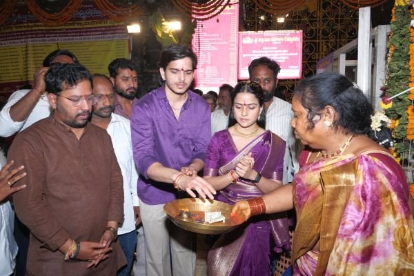 శ్రీ ఉజ్జయిని మహంకాళి అమ్మవారిని దర్శించుకున్న సినీ నటి వైష్ణవి చైతన్య