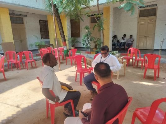 అనంతపురం కార్పొరేషన్‌లో ఎన్నికల విధులకు హాజరైన సిబ్బందికి తప్పని ఎదురుచూపులు!..   తాళాలు వేసి ఉన్న గదులు.. బయటే వేచి ఉన్న ఎన్నికల అధికారులు,