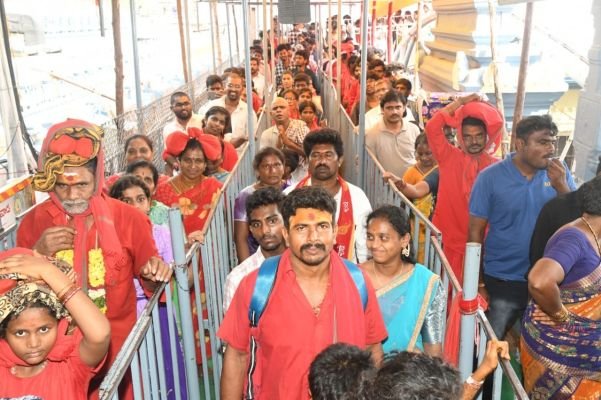 ఇంద్రకీలాద్రిపై భక్తుల రద్దీ