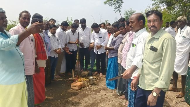 పాఠశాల నిర్మాణానికి భూమి పూజ