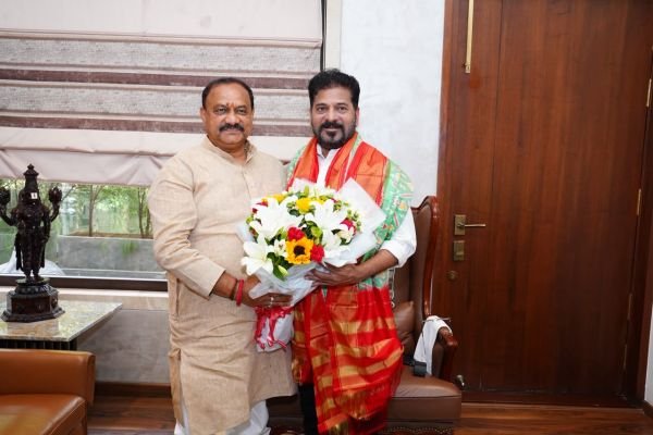 సీఎం రేవంత్ రెడ్డికి దసరా శుభాకాంక్షలు తెలిపిన పీసీసీ అధ్యక్షుడు