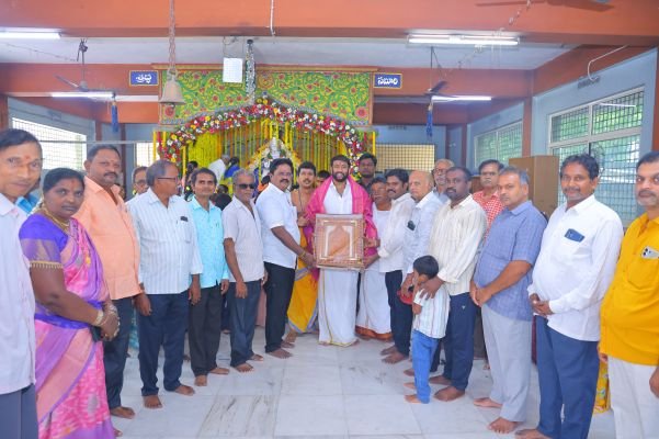 సాయిబాబా మందిరంలో  ప్రత్యేక పూజలో పాల్గొన్నారు : మహేంద్ర