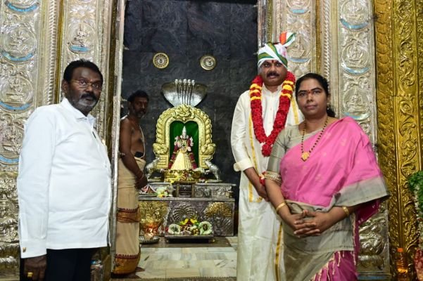 అమ్మవారి ని దర్శించుకున్న కలెక్టర్ దంపతులు