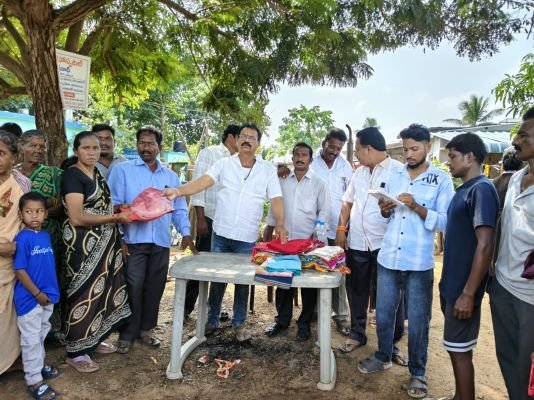 విజయదశమి సందర్భంగా మహిళలకు చీరల పంపిణీ