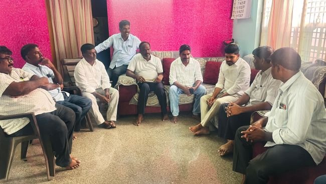 సీపీఎం నేత రాంభూపాల్‌ను కలిసిన వైసీపీ మేయర్ అభ్యర్థి సి. రమేష్ గౌడ్