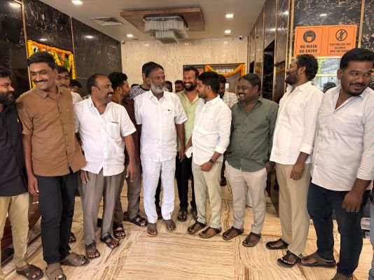 వైసీపీ నాయకులను కలిసిన మేయర్ అభ్యర్థి రమేష్