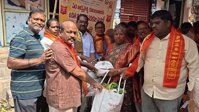 ఆర్యవైశ్య మహాసభ ఆధ్వర్యంలో నిత్యవసర సరుకులు పంపిణీ 