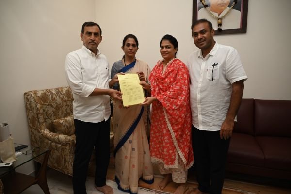 కడప కూటమి మేయర్ అభ్యర్థికి బీఫామ్ అందజేసిన ఎమ్మెల్యే