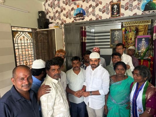 పీర్ల చావిడిలో వైసీపీ మేయర్ అభ్యర్థి సి.రమేష్ గౌడ్ ప్రత్యేక ప్రార్థనలు