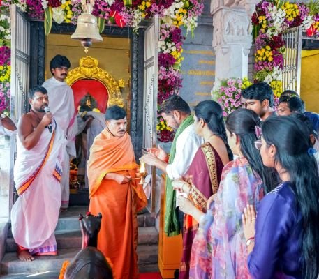 అంజన్నకు సీఎం ప్రత్యేక పూజలు