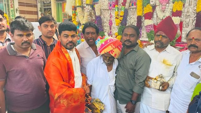 బీరప్ప స్వామి ఆలయంలో వైసీపీ మేయర్ అభ్యర్థి రమేష్ గౌడ్ ప్రత్యేక పూజలు  కురుబ కులస్తుల ఆధ్వర్యంలో పూజా కార్యక్రమాలు.. రమేష్ గౌడ్‌కు ఘన సన్మానం