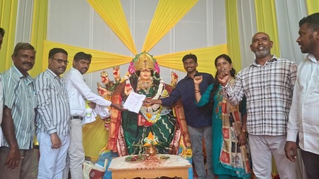 నాగర్ కర్నూల్ లో  దుర్గామాత చెంతకు ఎన్‌హెచ్‌ఎం ఉద్యోగుల ఆవేదన *దసరా పండుగ రోజునా కొనసాగిన నిరవధిక సమ్మె**సీఎం, ఆరోగ్యశాఖ మంత్రి స్పందించి న్యాయం చేయాలని జేఏసీ వేడుకోలు*