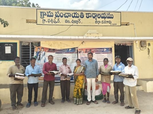 పారిశుద్ధ కార్మికులకు బట్టలు పంపిణీ చేసిన సర్పంచ్