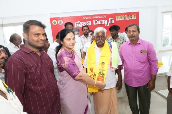 స్థానిక ఎన్నికల వేళ వైసీపీ నుంచి టీడీపీలోకి భారీగా చేరికలు