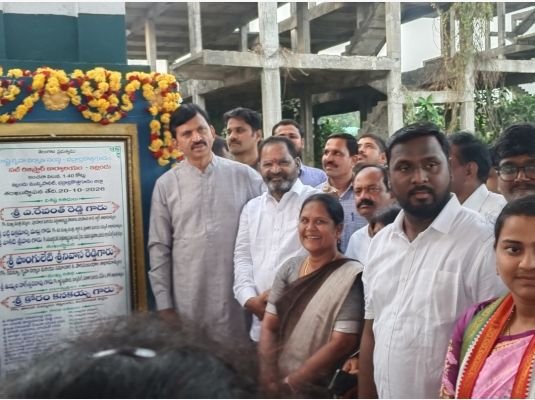 ఇల్లందులో మంత్రి పొంగులేటి విస్తృత పర్యటన- సబ్ రిజిస్టర్ కార్యాలయానికి శంకుస్థాపన, స్టేడియం, 
