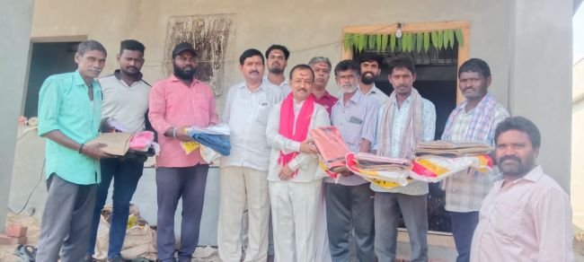 గ్రామపంచాయతీ సిబ్బందికి దుస్తుల పంపిణీ