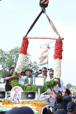 స్వగ్రామంలో సీఎం రేవంత్‌రెడ్డి దసరా వేడుకలు , కొండారెడ్డిపల్లిలో కుటుంబ సమేతంగా ప్రత్యేక పూజలు.. జెమ్మి చెట్టుకు శాస్త్రోక్తంగా పూజలు