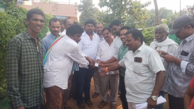 ఐడి కార్డులు పంపిణీ చేసిన వైసిపి మండల అధ్యక్షులు         