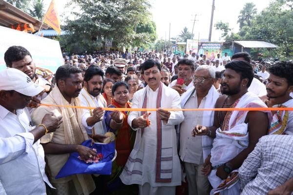 భక్తిశ్రద్ధలతో..రేజర్లలో శివాద్రి గిరి ప్రదక్షిణ ప్రారంభం దుర్గా నాగమల్లేశ్వర స్వామికి మంత్రి పొంగులేటి ప్రత్యేక పూజలు
