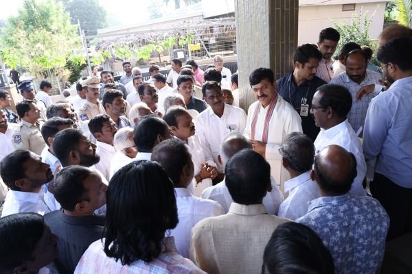 దసరా వేళ స్వగ్రామానికి పొంగులేటి.. నారాయణపురంలో పండుగ సందడి