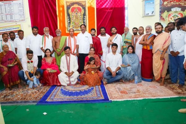 దసరా పర్వదినోత్సవాన.. జమలాపురం వేంకటేశ్వరస్వామి, తక్కెళ్లపాడు లలితా రాజరాజేశ్వరి అమ్మవారికి మంత్రి పొంగులేటి కుటుంబం ప్రత్యేక పూజలు