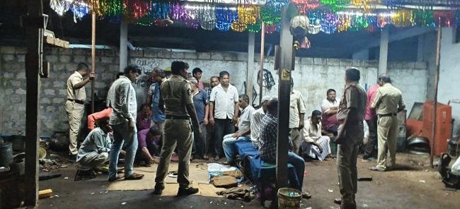 పేకాట స్థావరం పై పోలీసుల మెరుపు దాడి  చేసిన పొన్నూరు అర్బన్ పోలీసులు  -అసాంఘిక  కార్యకలాపాలు నిర్వహిస్తే కఠిన చర్యలు తప్పవు...... అర్బన్ సీఐ ఆర్ఎస్ కిషోర్ కుమార్