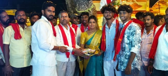 మెట్లకుంటలో దుర్గామాత చీర రూ.30 వేలకు వేలం.. దక్కించుకున్న చౌదర్పల్లి గోపాల్–అనిత దంపతులు