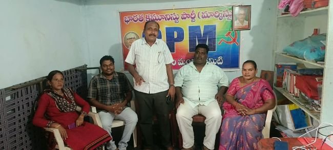 టీ.నర్సాపురం మండలంలో సీపీఎం, సీపీఐ ఉమ్మడి పోటీ  నాలుగు ఎంపీటీసీ స్థానాల్లో అభ్యర్థుల ప్రకటన  ప్రజా సమస్యలపై పోరాడే అభ్యర్థులను గెలిపించండి: వామపక్ష నేతల పిలుపు