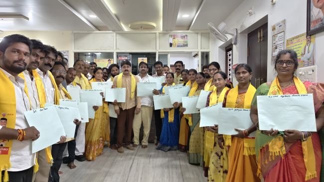 కూటమి అభ్యర్థులకు బీ-ఫామ్‌లు అందజేసిన ఎమ్మెల్యే రోషన్ కుమార్