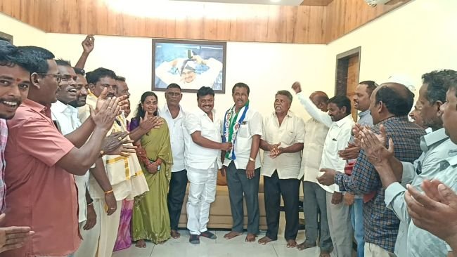 మాజీ ఎమ్మెల్యే అలజంగి జోగారావు  సమక్షంలో వైసీపీలో చేరిక