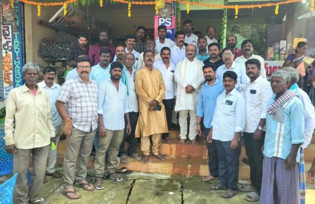 శ్యామల బేకరీ ని ప్రారంభించిన మాజీ ఎమ్మెల్యే చల్లా ధర్మారెడ్డి