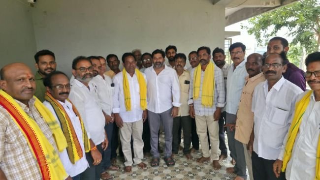 వైసీపీకి షాక్ - టీడీపీలో చేరిన మాజీ సర్పంచ్, మాజీ ఎంపీటీసీ