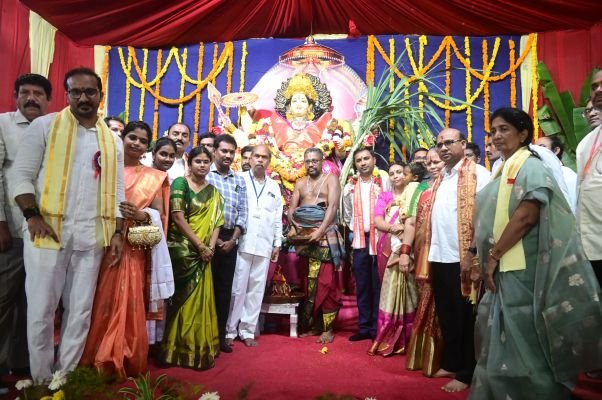 ఖమ్మంలో జమ్మిబండపై ప్రత్యక్షమైన స్తంభాద్రి లక్ష్మీనరసింహస్వామిని దర్శించుకున్న జిల్లా కలెక్టర్