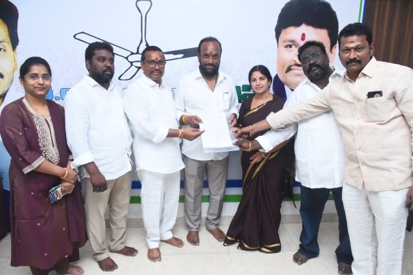 పశ్చిమ వైసీపీ కార్పొరేటర్ అభ్యర్థులకు బి-ఫారాలు అందజేత