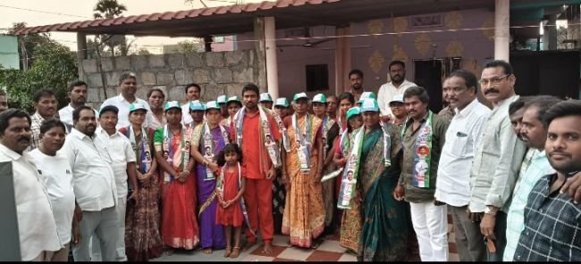 తాటియాకులగూడెం లో కూటమికి ఎదురుదెబ్బ వైఎస్సార్‌సీపీ లోకి భారీగా చేరికలు  కూటమి ప్రభుత్వం పై ప్రజలలో వ్యతిరేకత
