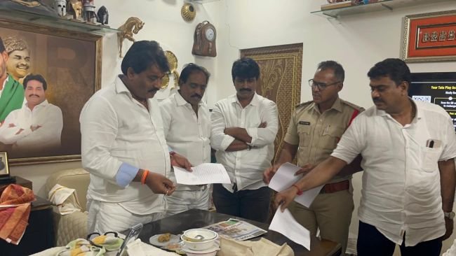 శ్రీకాళహస్తి మాజీ ఎమ్మెల్యే బియ్యపు మధుసూదన్‌రెడ్డికి పోలీసుల నోటీసులు