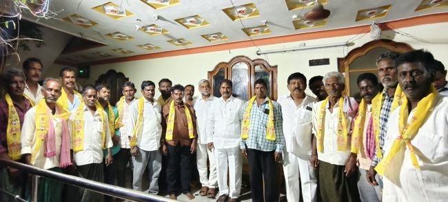 వైసీపీని వీడి టీడీపీలోకి 20 కుటుంబాల చేరిక  వత్సవాయి మండలం వేమవరం గ్రామంలో టీడీపీలోకి భారీగా చేరికలు
