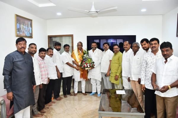 మాజీ మంత్రి మల్లారెడ్డికి విజయదశమి శుభాకాంక్షలు తెలిపిన బీఆర్ఎస్ నాయకులు.. ప్రజలంతా సుఖసంతోషాలతో, ఆయురారోగ్యాలతో వర్ధిల్లాలని ఆకాంక్షించిన మల్లారెడ్డి