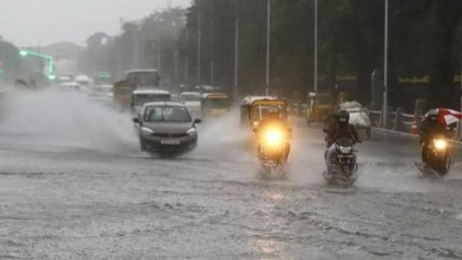 దక్షిణ బంగాళాఖాతంలో అల్పపీడన ద్రోణి ప్రభావం.. తమిళనాడు, ఏపీలో భారీ వర్షాలు!