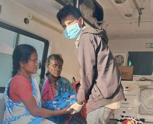 108 అంబులెన్స్‌లో కవల పిల్లలకు జన్మనిచ్చిన మహిళ