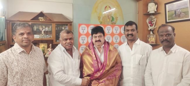 దసరా వేళ బీజేపీ రాష్ట్ర అధ్యక్షుడు రామచందర్ రావుతో నాగారం నాయకుల భేటీ