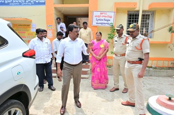 నామినేషన్ కేంద్రాలను పరిశీలించిన కలెక్టర్ రాజాబాబు.