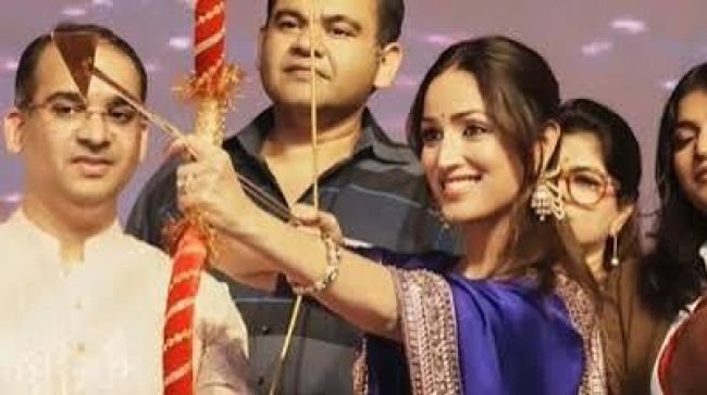 విజయదశమి వేడుకల్లో రావణ వధ చేసిన యామీ గౌతమ్.. దిల్లీ లవ్ కుష్ రామ్‌లీలాలో అద్భుత ఘట్టం!