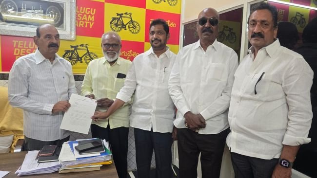 నంద్యాల మునిసిపల్ చైర్మన్ కూటమి అభ్యర్థిగా డాక్టర్ బాబన్ కు బీ-ఫామ్ అందజేసిన మంత్రి ఎన్‌ఎండి ఫరూక్