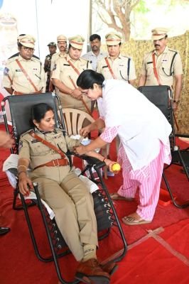 పోలీస్ అమరవీరుల సంస్మరణ దినోత్సవం సందర్భంగా మల్కాజిగిరి సీఏఆర్‌లో మెగా రక్తదాన శిబిరం.. స్వయంగా రక్తదానం చేసిన సీపీ బి. సుమతి